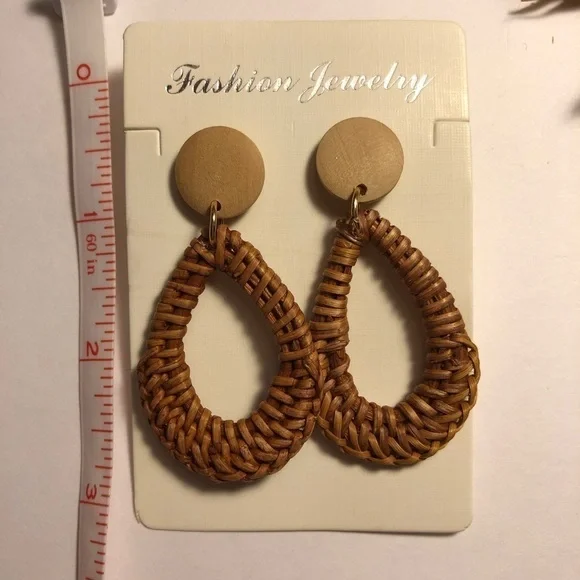 BAMBOO/STRAW Weaved Oval Hoop Earrings. - Picture 3 of 7